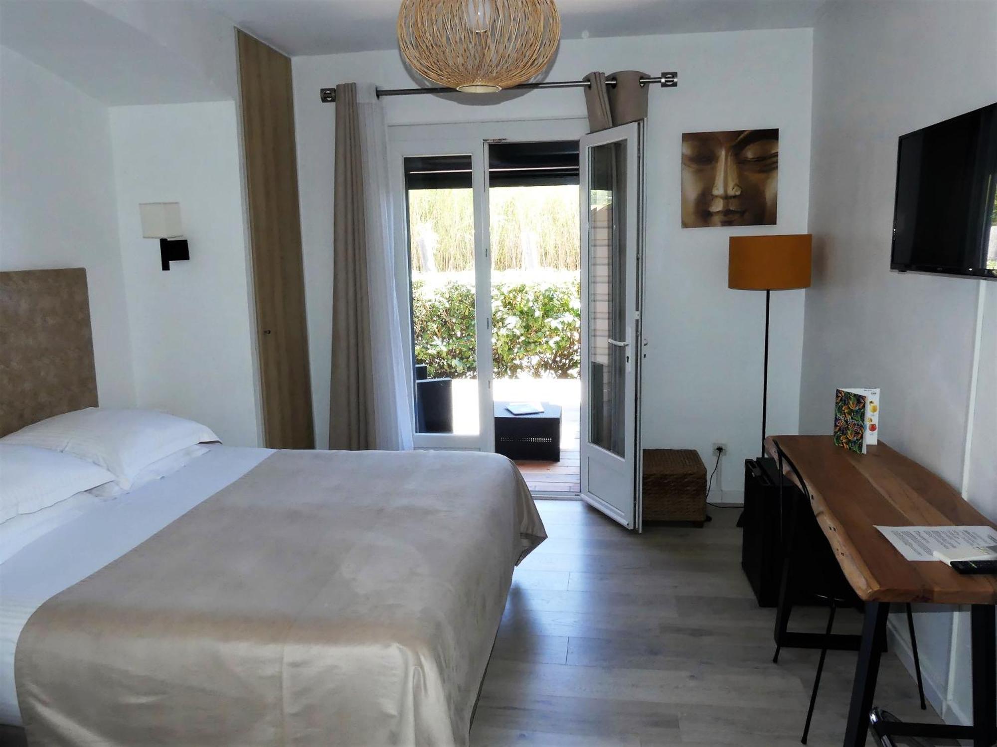 Hotel De La Vierge Noire Sainte-Maxime Bagian luar foto